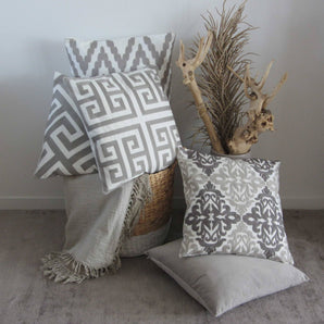 Kissenhülle Rieventius offwhite - Stickerei taupe grau beige - 45 x 45 cm