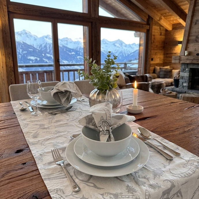 Gedeckter Tisch mit Tischläufer, Serviette und Serviettenring Alpenchic Steinbock in einem Chalet mit Bergblick